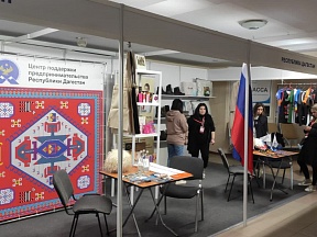 Самозанятые Дагестана представили сувенирную продукцию на выставке «Красная нить» в Симферополе
